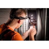 Čelovka s LED CREE XPE, zoomem, 200 lm, na 3× AAA baterie – NEO Tools 99-201